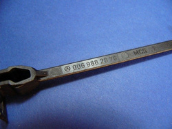 Zaczep zaślepki / atrapy prawej  zderzaka W 202  W 210