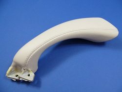 Uchwyt zamykania  lewy drzwi prezdnich  W 220