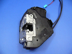 Zamek drzwi tylnych prawych W 203 