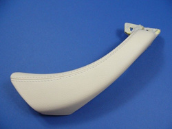 Uchwyt zamykania  lewy drzwi prezdnich  W 220